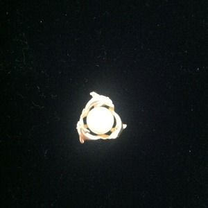 14k freshwater pearl dolphin pendant.
