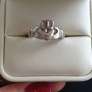 Price drop ⬇14k white gold claddagh ring