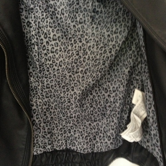 🔴Zara faux Leather jacket size small SOLD🔴 - Picture 3 of 3