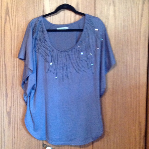 Gray shirtsleeve bat-wing top