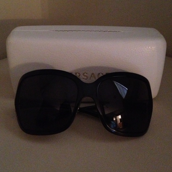 Hold for @ingrid55-Versace sunglasses