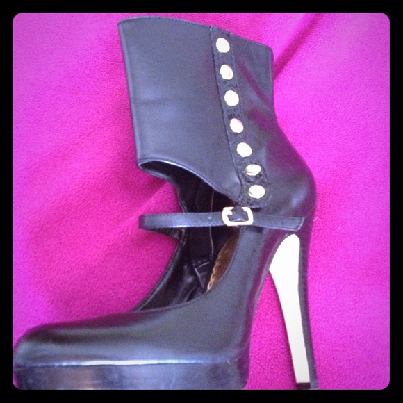 Black boots w/heals