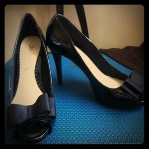 Black bow heels