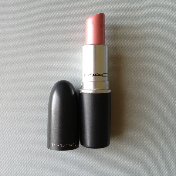 Hold PLINK MAC lipstick