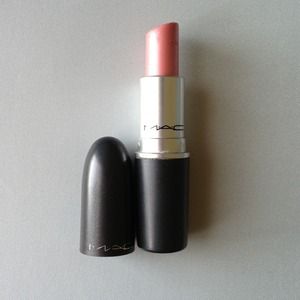 Hold PLINK MAC lipstick