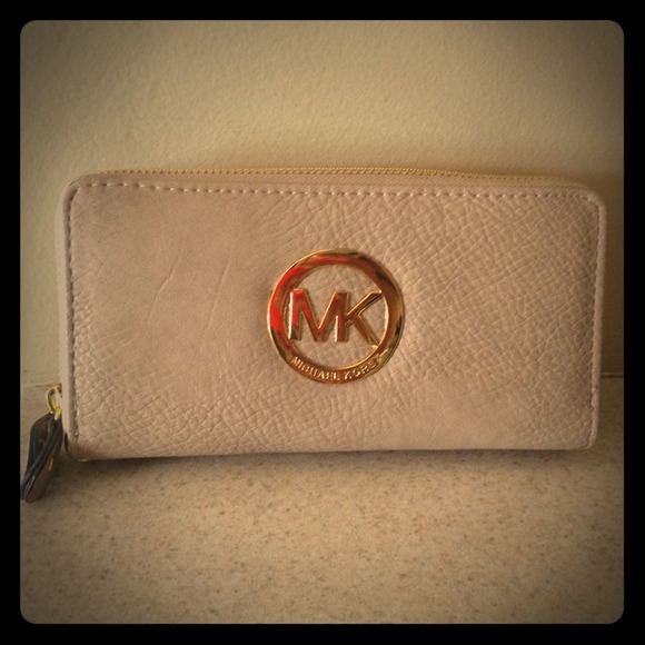 Michael Kors Clutches & Wallets - Michael Kors wallet..