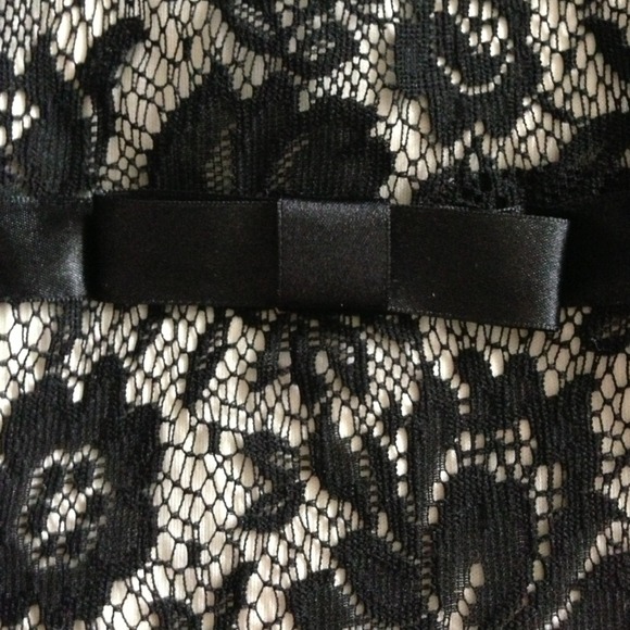 🚫🚫TRADED Lacy sleeveless blouse - Picture 2 of 4
