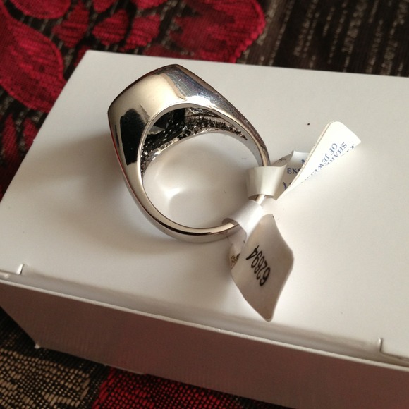 🚫SOLD🚫Beautiful Crystal Rhodium Ring - Picture 3 of 4