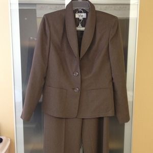 Suit from Le Suite, light brown size 8