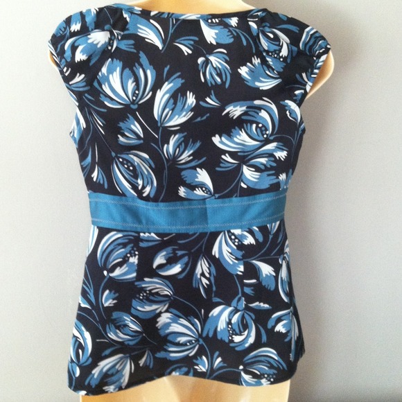 🎈REDUCED🎈Ann Taylor Loft blouse size 4P - Picture 2 of 4