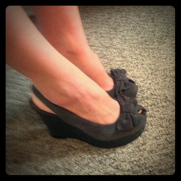 MIA "Celine" Bow Wedges. Gray, Size:6. REDUCED