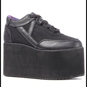The Y.R.U. Qozmo Shoe in Black 7
