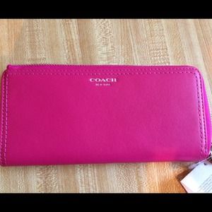 💕Coach Lovers 😍Fuchsia Zip Wallet