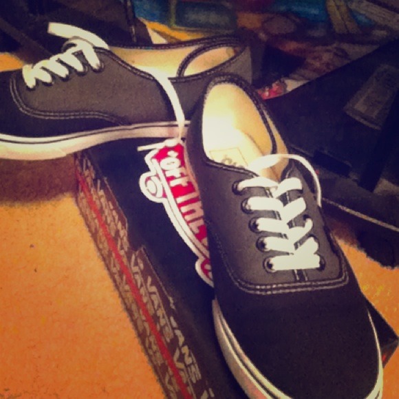 Authentic Vans (Men's 7.5)