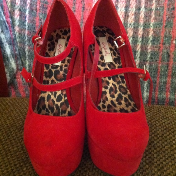 Sexy red pumps!! *on hold*