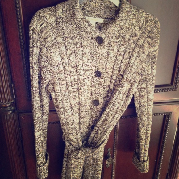 Brown marled sweater with pockets and with belt