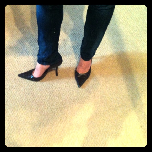 Guess dark brown 4" pumps! Very worn, but adorable