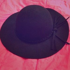 BLACK FELT HAT