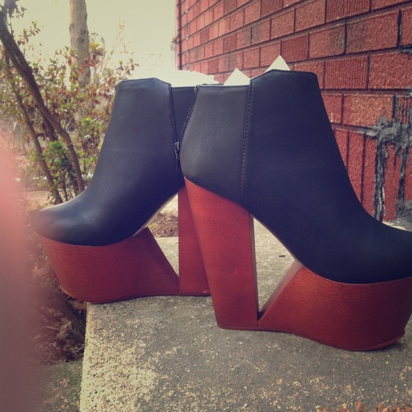 SOLD!!! Brand new! Cut out wedge!💖🌸