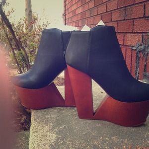 SOLD!!! Brand new! Cut out wedge!💖🌸