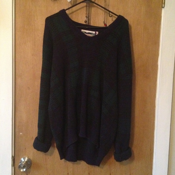 Oversized navy blue and green sweater!