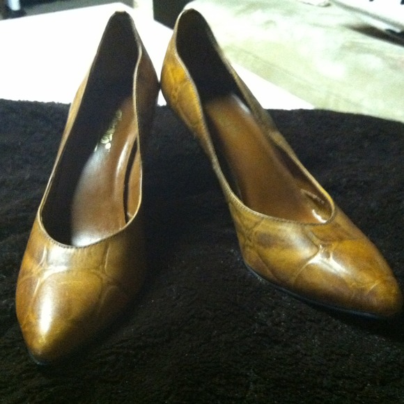 Camel 80s pumps