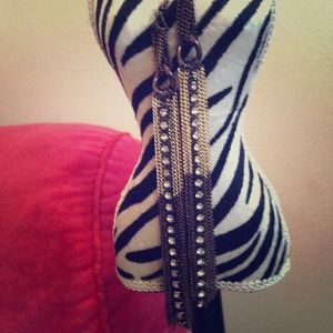 Light weight dazzling earrings