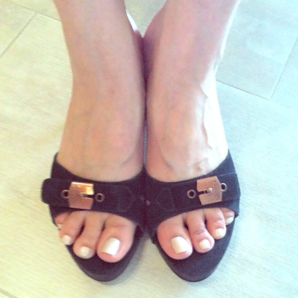 Dr. Scholls sandals for bundle.