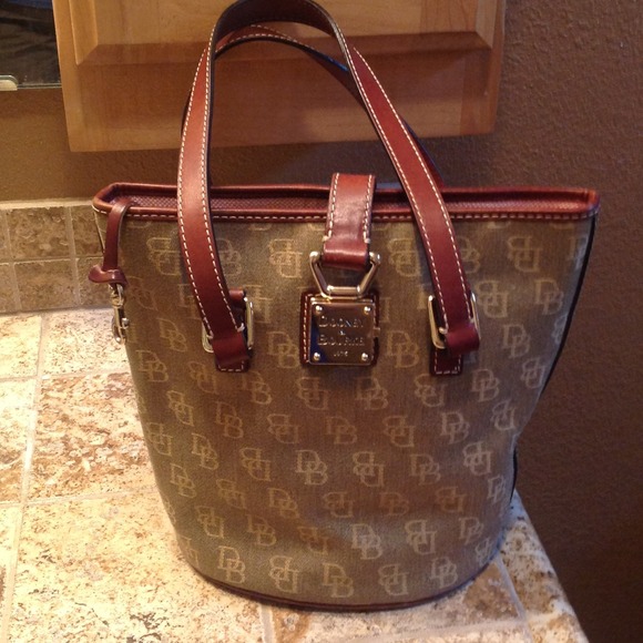🎉REDUCED🎉Authentic D&B Sm/Med Bucket Handbag!!