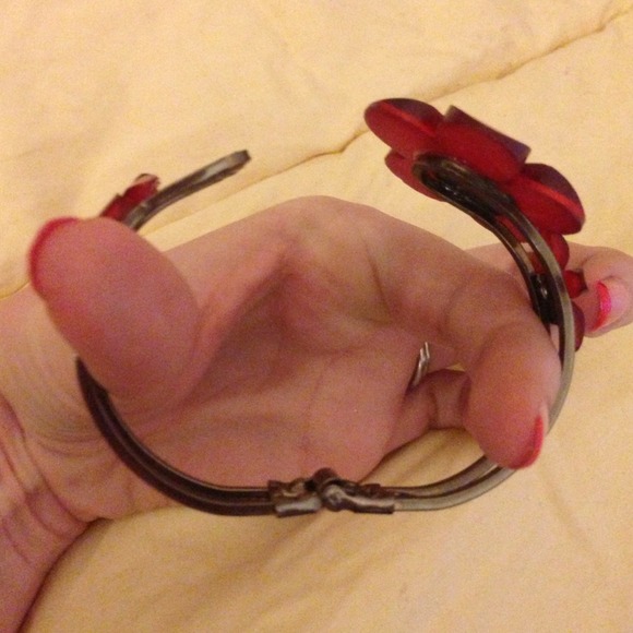 SOLD Red flower bracelet SALE - ANY OFFER ACCEPTED - Picture 3 of 3