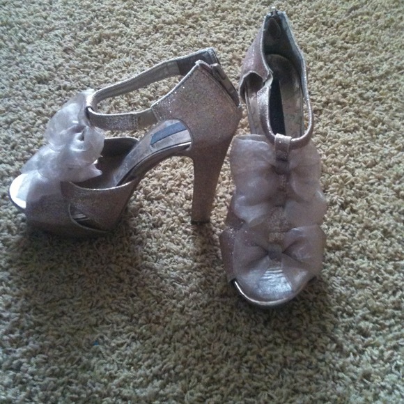 Bow platform heels. - Picture 2 of 4