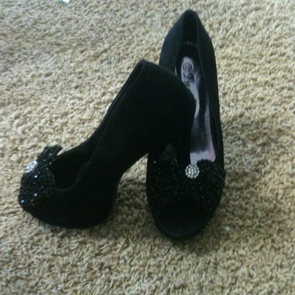 Shoes - Picture 3 of 3