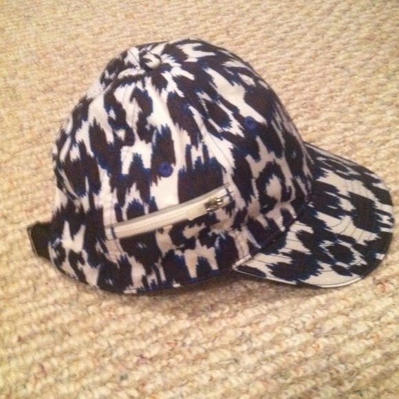 Lululemon Run hat.  Reserved @hautegigi