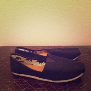 Black canvas flats compare to TOMS