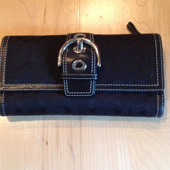 Authentic Coach Buckle Wallet - Picture 1 of 4
