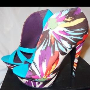 Size 11 Michael Antonio Taft Floral