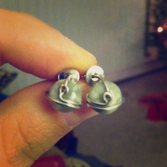 Silver wire cloudy jade gemstone stud earrings - Picture 1 of 2