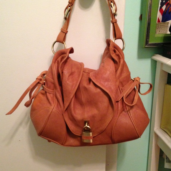 @Ruizmel1 Sorial Handbag & Guess Wedge Bundle