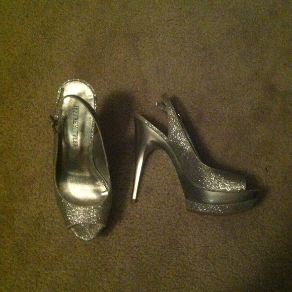 Silver heels size 6 only worn once. - Picture 2 of 3