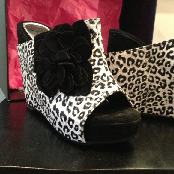 Leopard flower Sz 7 Wedge *PRICE DROP!* - Picture 3 of 3