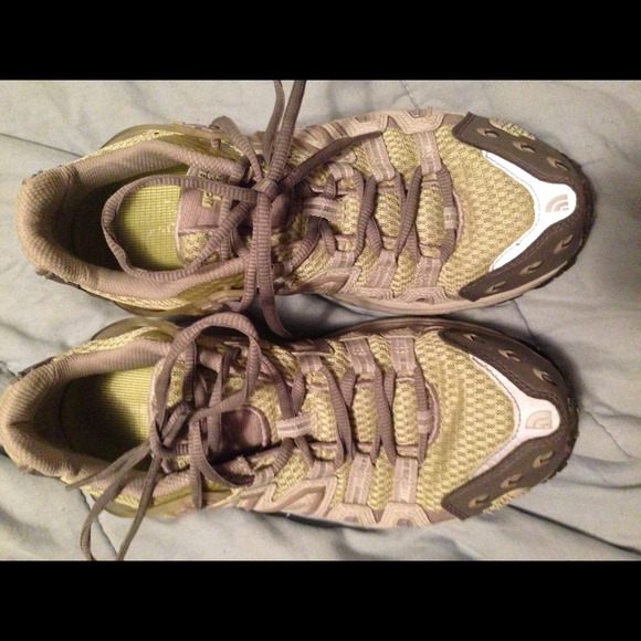 SOLD!! North face womens tennis shoes size 9.5!
