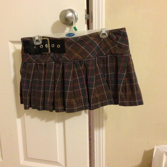 **Reduced** Cute plaid pleated mini w/back buckle.