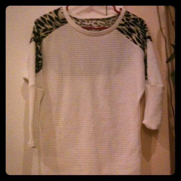 ✨REDUCED✨Leopard and white blocked top.