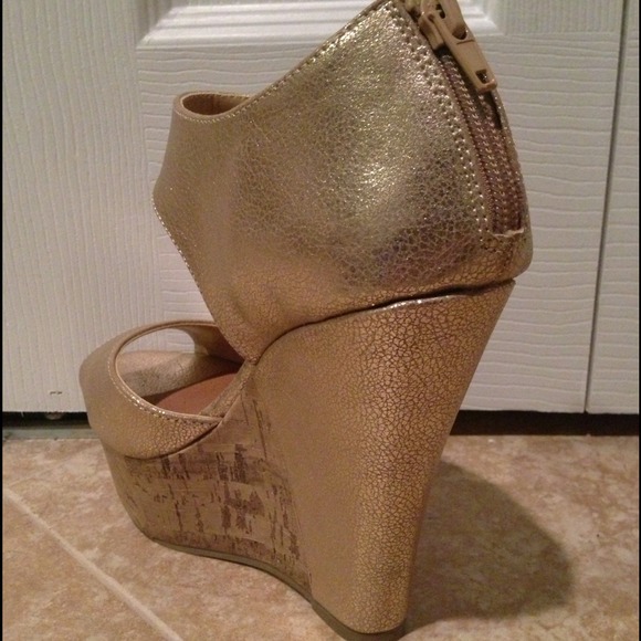 ♦👍SOLD♦Gold wedge shoes - Picture 2 of 4