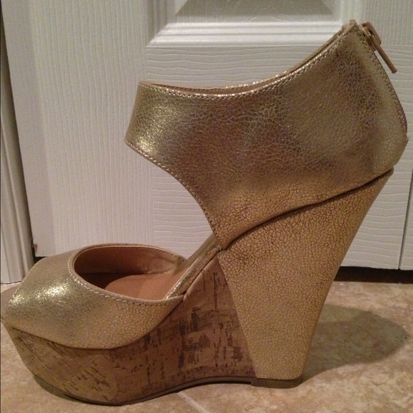♦👍SOLD♦Gold wedge shoes - Picture 3 of 4