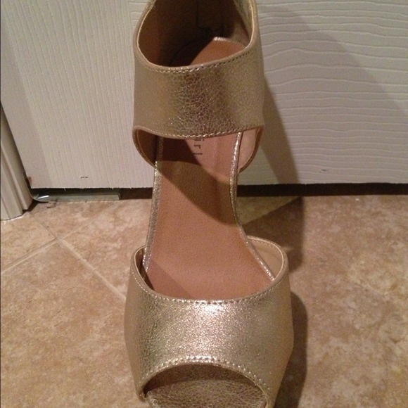 ♦👍SOLD♦Gold wedge shoes - Picture 4 of 4