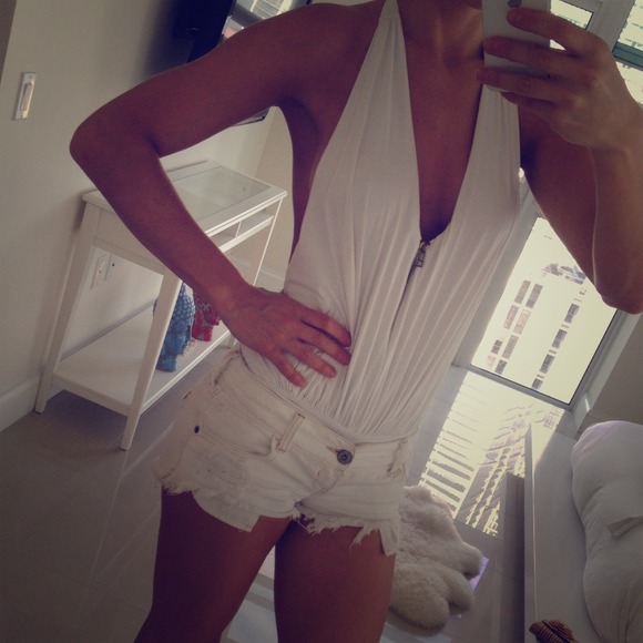 Reserved! White body with zipper in front