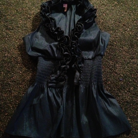 Gorgeous haltered top! - Picture 2 of 3