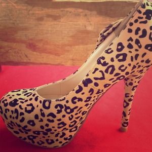 Leopard print heels 😱😱