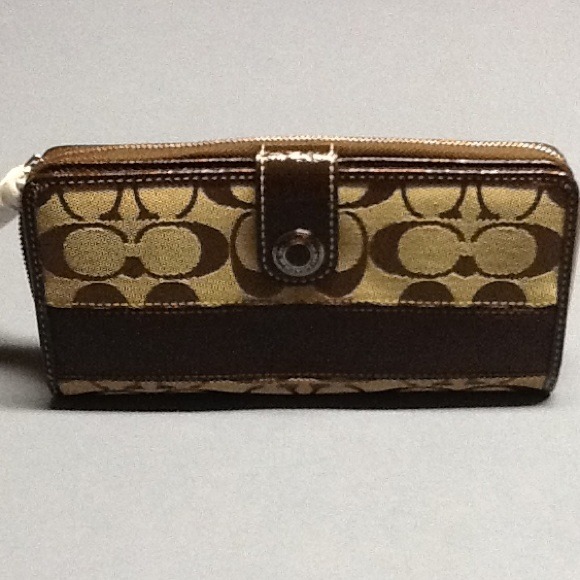 💥SOLD to sweetheart4💥Coach Sig Stripe Zip Wallet
